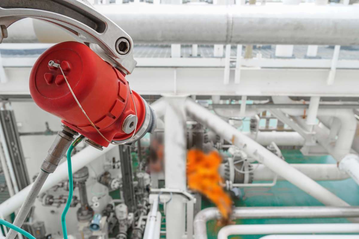 工业PLC控制器面板,多个指示灯亮起,数字显示屏,金属机箱外壳